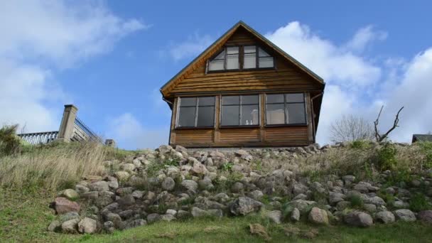 Maison d'été colline ciel — Video