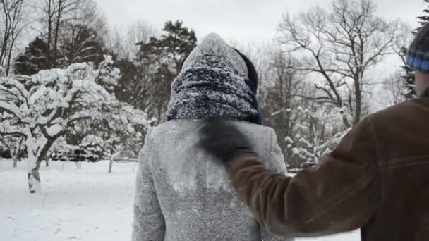 男のきれいな女性のコートの雪 — ストック動画