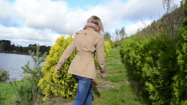 Žena thuja avenue alej — Stock video