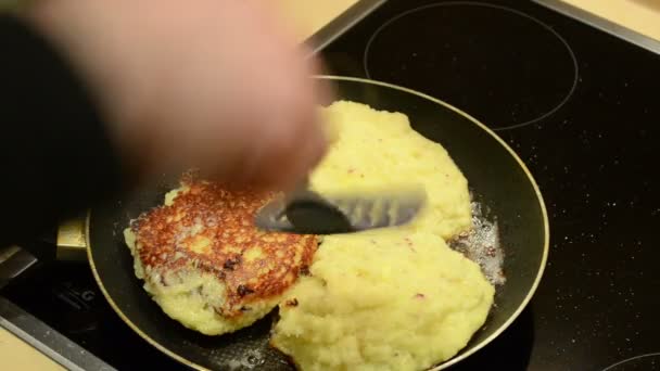 Baking potato pancakes — Stok video