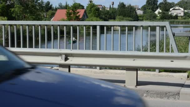 Человек на мостике — стоковое видео