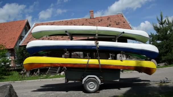 Canoes boats trailer — Stock Video