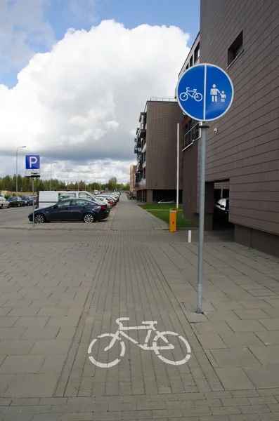 Pedestrian bicycle sign way flat house car parking — Stock Photo, Image