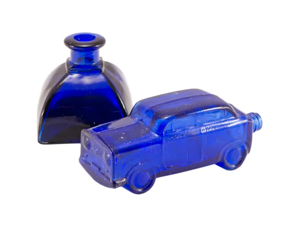 Retro glazen blauwe auto kleine alcohol fles geïsoleerd — Stockfoto