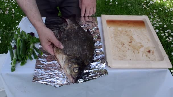 Сырая рыба специй большая выпечка — стоковое видео