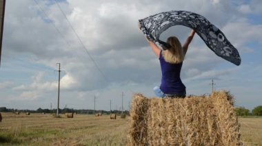 kadın eşarp saman balya