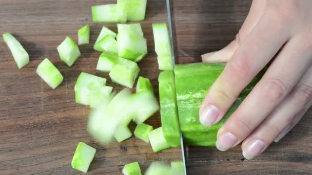 Mãos cortadas faca de pepino — Vídeo de Stock