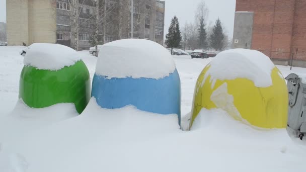 Papelera de reciclaje nieve ventisca — Vídeo de stock