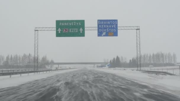 Autopista conducir nieve invierno — Vídeos de Stock