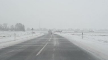 Araba blizzard yol kar