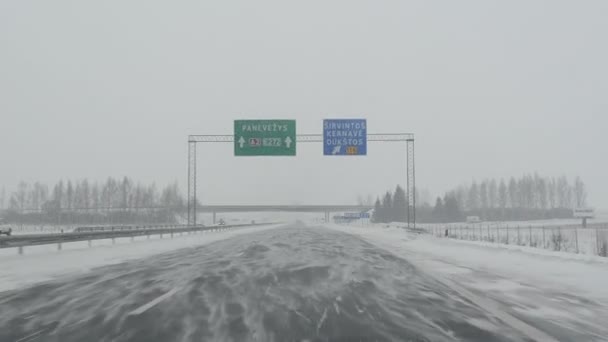 Auto station sneeuw blizzard — Stockvideo