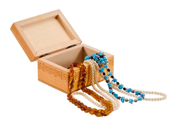 Amber colar pérola jóias caixa de madeira isolado — Fotografia de Stock