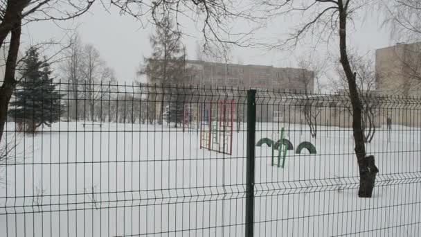 Winterschnee im Kindergarten — Stockvideo