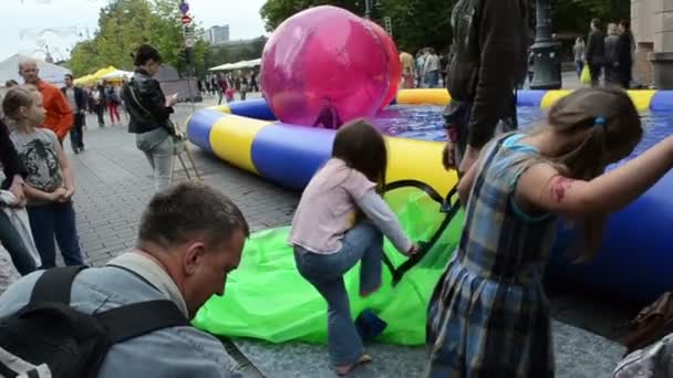 Chica zorb bola piscina — Vídeos de Stock