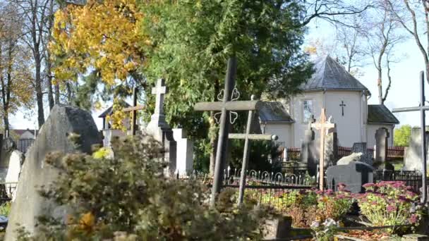 Torre de la iglesia del cementerio — Vídeo de stock