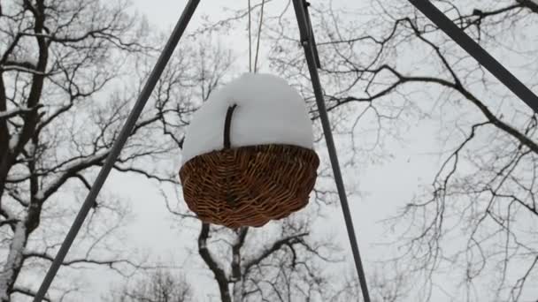 Cesta de mimbre nieve invierno — Vídeos de Stock