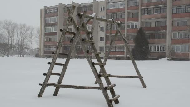 Criança parque infantil inverno — Vídeo de Stock