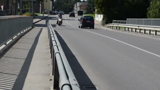 骑自行车的人桥道 — 图库视频影像