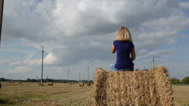 Kobieta szalik słomy beli — Wideo stockowe