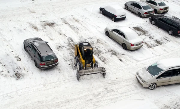 Traktor sauber Winter Schnee flach Haus Parkplatz Stockbild