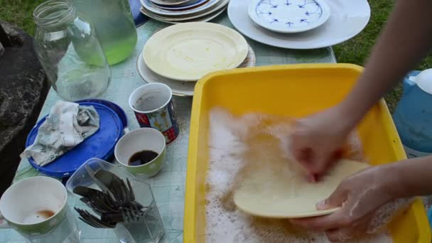 Сельское мытье посуды — стоковое видео