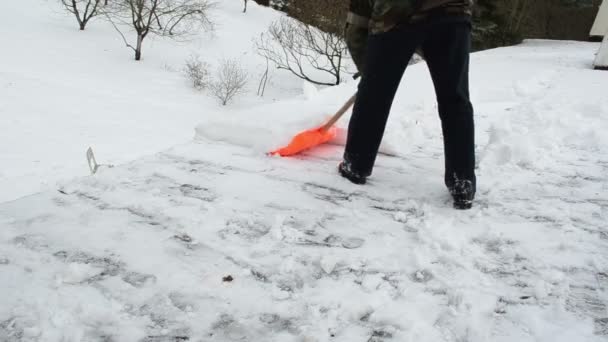 Uomo spingere neve tetto inverno — Video Stock