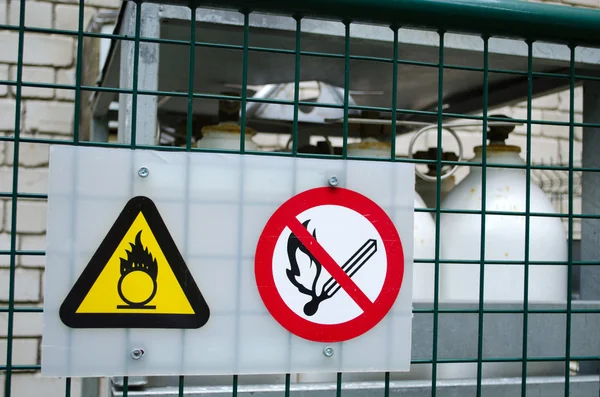 Sinal de aviso de fogo comprimir cilindro de gás de oxigênio Fotografias De Stock Royalty-Free
