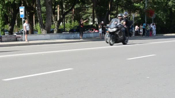 摩托车骑自行车的街道 — 图库视频影像