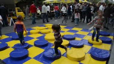 Çocuk oyun denetleyicisi büyük