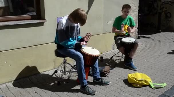 Хлопчик грає на барабані — стокове відео