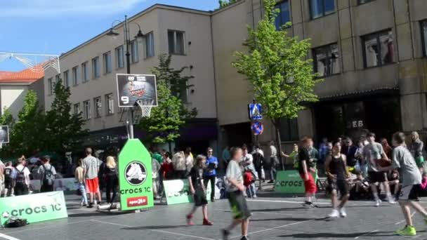 Baloncesto jugar al aire libre — Vídeo de stock