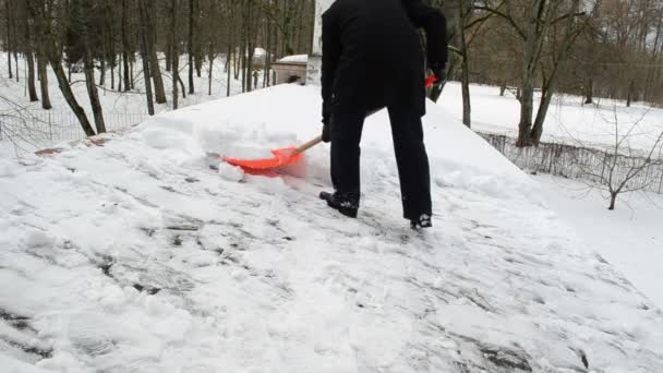 Rischio lavoro tetto invernale — Video Stock