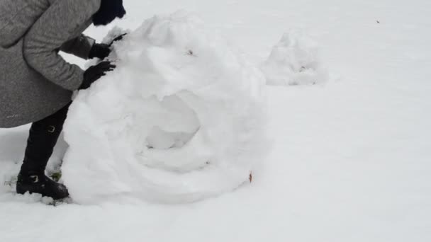 Mujer falda rollo bola de nieve — Vídeo de stock