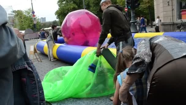 Niña zorb bola inflar — Vídeos de Stock