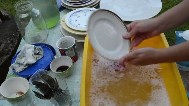 Žena mytí nádobí venkovní — Stock video