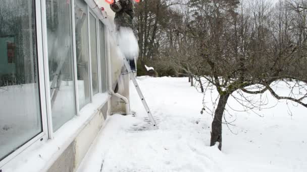 Escalera techo de nieve limpia — Vídeos de Stock