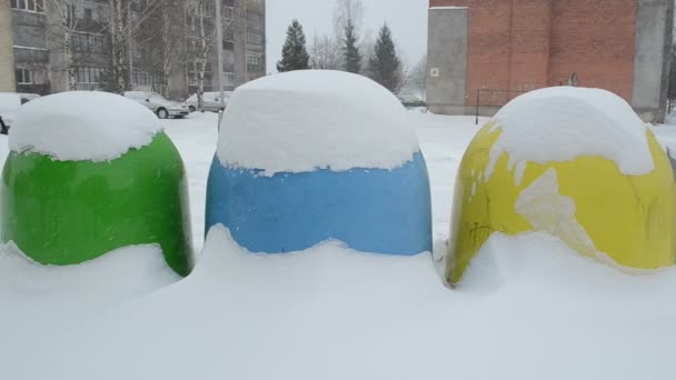 Papelera de reciclaje nieve ventisca — Vídeo de stock