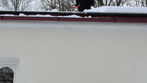 Werknemer drop sneeuw dak — Stockvideo