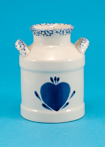 Керамическая ваза блюдо голубое сердце на голубом фоне — стоковое фото