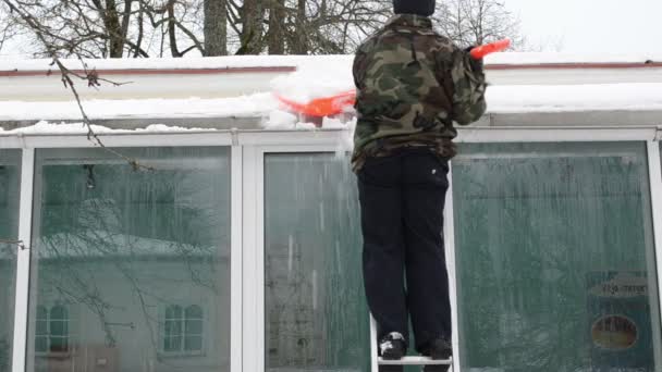 Mann Leiter reinigen Schnee — Stockvideo