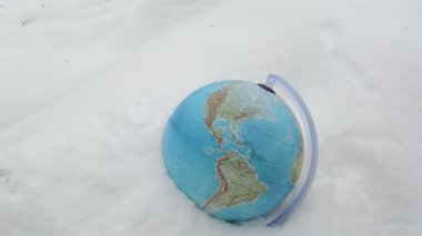Dünya küre kar şapkası el