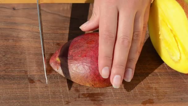 Ручний різак манго ножа — стокове відео