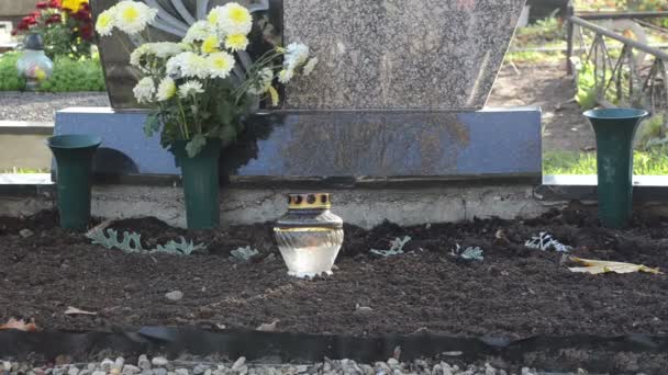 Свічка квіткова могила горить — стокове відео