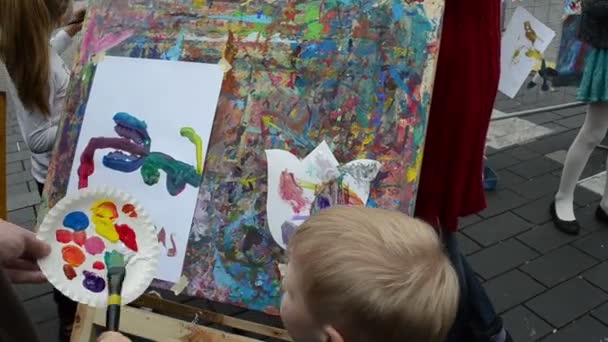 Kinder malen Pinsel Farbe — Stockvideo