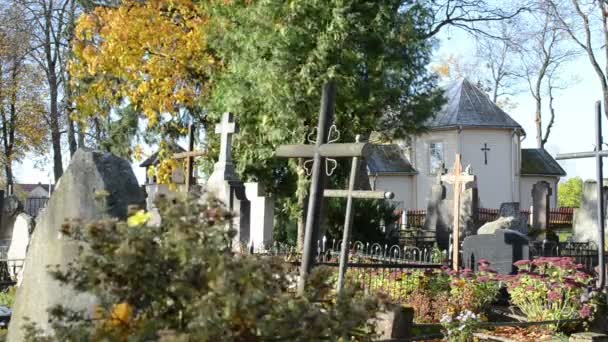 Cemetery autumn church — Stock Video