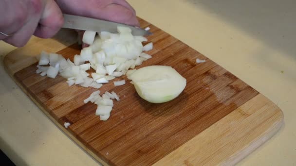 Hände schneiden Zwiebelmesser — Stockvideo