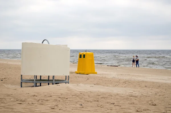 Slitage ändra stuga avfallsbehållare strand — Stockfoto
