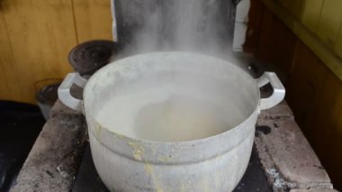 Tatlı bezelye retro kırsal soba fırın üzerinde çelik tencerede kaynatın