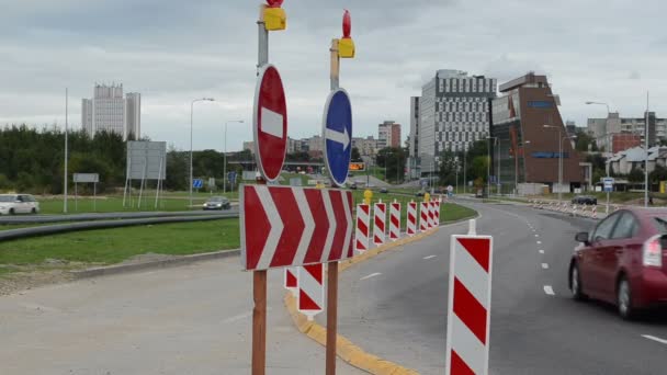 Kierunek drogi znaki koniec Ronda drogowe budowlane samochód iść — Wideo stockowe