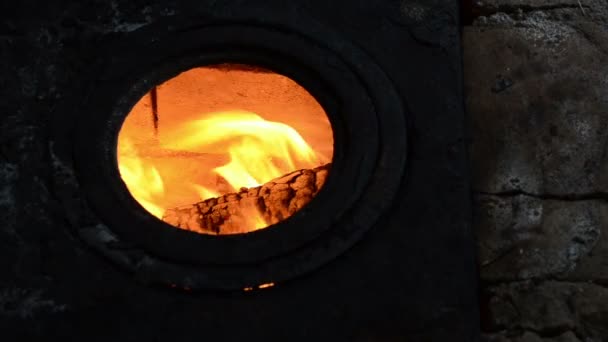 Fire burn view round hole of old retro rural stove furnace — Stock Video